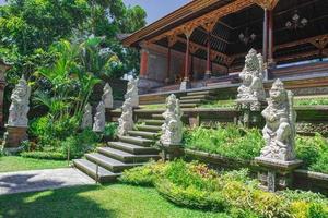 dag visie van een traditioneel Bali tempel. foto
