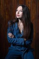 mooi brunette gekleed in denim overall foto