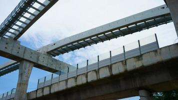 installatie van monorail trein Aan haar bijhouden verhoogd over- weg snel spoorweg doorvoer systeem momenteel onder bouw foto