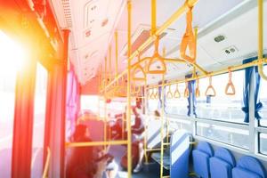 interieur van stad bus met passagiers foto