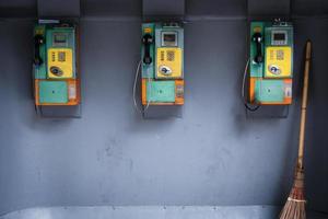 oud en vuil openbaar telefoon, wijnoogst openbaar telefoon foto