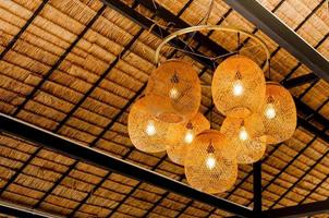 decoreren hangende lantaarn lampen in houten rieten gemaakt van bamboe, interieur decoratie foto