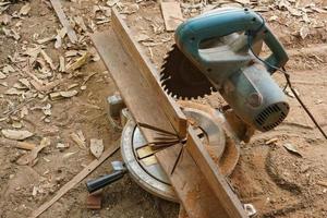 timmerman gereedschap zaagsel. circulaire zaag, timmerman machine Aan werken foto