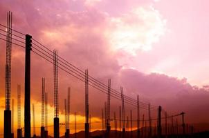 bouw plaats visie van stellingen polen Aan gebouw plaats zonsondergang foto