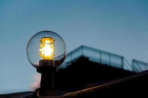 lantaarn straat licht Aan schemering avond achtergrond foto