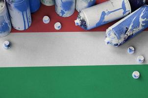 Hongarije vlag en weinig gebruikt aërosol verstuiven blikjes voor graffiti schilderen. straat kunst cultuur concept foto