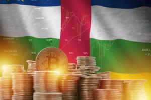 centraal Afrikaanse republiek vlag en groot bedrag van gouden bitcoin munten en handel platform grafiek. crypto valuta foto