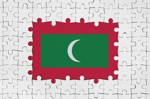 Maldiven vlag in kader van wit puzzel stukken met missend centraal een deel foto