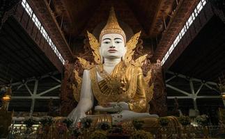 nga htat gyi Boeddha beeld in nga htat gyi pagode van yangon gemeente van myanmar. foto