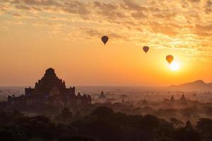 dhammayangyi tempel de grootste pagode in bagan de eerste rijk van Myanmar gedurende de zonsopkomst. foto