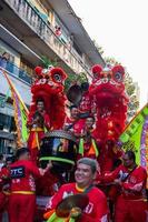 ho chi minh stad, Vietnam - 6 feb 2023 maan- nieuw jaar viering - de draak dans, mooi kleurrijk feestelijk figuur. tet vakantie achtergrond. Chinese maan- nieuw jaar dag, voorjaar festival. foto