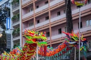 ho chi minh stad, Vietnam - 6 feb 2023 maan- nieuw jaar viering - de draak dans, mooi kleurrijk feestelijk figuur. tet vakantie achtergrond. Chinese maan- nieuw jaar dag, voorjaar festival. foto