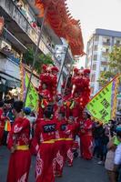 ho chi minh stad, Vietnam - 6 feb 2023 maan- nieuw jaar viering - de draak dans, mooi kleurrijk feestelijk figuur. tet vakantie achtergrond. Chinese maan- nieuw jaar dag, voorjaar festival. foto