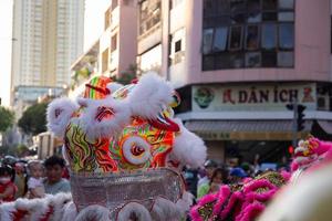 ho chi minh stad, Vietnam - 6 feb 2023 maan- nieuw jaar viering - de draak dans, mooi kleurrijk feestelijk figuur. tet vakantie achtergrond. Chinese maan- nieuw jaar dag, voorjaar festival. foto