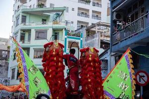 ho chi minh stad, Vietnam - 6 feb 2023 maan- nieuw jaar viering - de draak dans, mooi kleurrijk feestelijk figuur. tet vakantie achtergrond. Chinese maan- nieuw jaar dag, voorjaar festival. foto