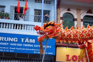 ho chi minh stad, Vietnam - 6 feb 2023 maan- nieuw jaar viering - de draak dans, mooi kleurrijk feestelijk figuur. tet vakantie achtergrond. Chinese maan- nieuw jaar dag, voorjaar festival. foto