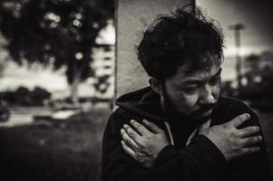 Aziatisch Mens is dakloos Bij de kant weg, een vreemdeling heeft naar leven Aan de weg alleen omdat hij heeft Nee familie. foto