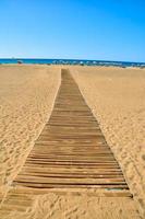 houten pad Aan de strand foto