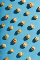 patronen van karamel popcorn Aan een blauw achtergrond in de het formulier van een patroon. foto