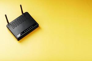 Wifi router in zwart Aan een geel achtergrond met vrij ruimte. foto