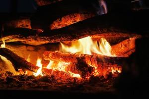 hout in een brand met een Open brand en rood kolen foto