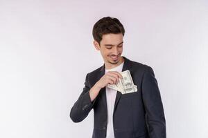 portret van een vrolijk Mens Holding dollar rekeningen over- wit achtergrond foto