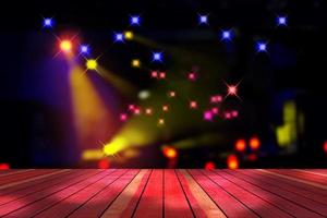 top bureau met licht bokeh in concert vervagen achtergrond, houten tafel, rood toon foto