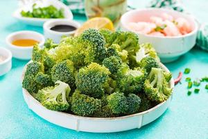 ingrediënten voor Koken roeren bakken garnaal met broccoli dichtbij omhoog Aan een tafel. garnalen en broccoli. foto