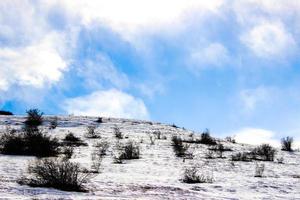 heuvel gedekt met sneeuw. foto