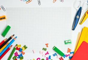 school- benodigdheden veelkleurig houten potloden foto