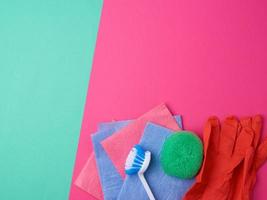 items voor huis schoonmaak rood rubber handschoenen, borstel, veelkleurig sponzen voor Afstoffen foto