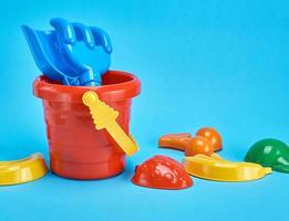 baby plastic rood emmer en andere items naar Speel foto