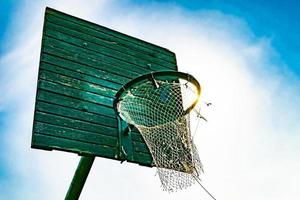 fotografie Aan thema oud basketbal hoepel van netto mand foto