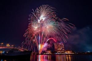 vuurwerk op de rivier in de donkere lucht foto