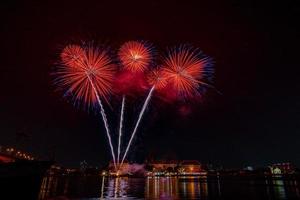 vuurwerk op de rivier in de donkere lucht foto