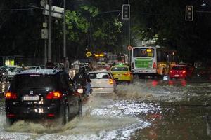 rio, Brazilië - februari 13, 2023, overstroomd straten na zwaar regen in de stad deze maandag nacht, auto's gezicht problemen met overstroomd wegen foto