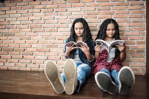 vrouwelijke studenten die boeken lezen in de bibliotheek foto