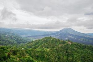 vulkaan batur en de oerwoud foto
