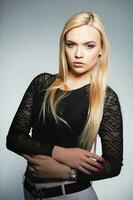 elegant blond poseren in studio foto