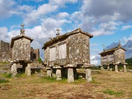 lindoso graanschuren of espigueiros de lindoso in Portugal. deze versmallen steen graanschuren hebben geweest gebruikt naar op te slaan en droog uit graan voor honderden van jaar. foto