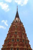 de top van een berg boeddhistisch pagode, welke is wezen gebouwd Aan een hoog berg, is een plaats van aanbidden voor beide thais en buitenlanders foto