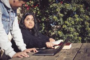 twee jong mannen studie buiten school- met laptops foto