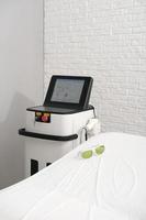 laser epileren machine. dermatologie, cosmetologie. esthetisch geneesmiddel. lichaam en huid zorg. beschermend bril Aan bankstel foto