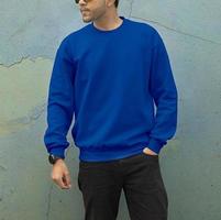 Koninklijk blauw sweater mockup voor mannen vergulden 18000 foto