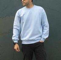 licht blauw sweater mockup voor mannen vergulden 18000 foto