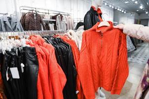 kiezen een oranje trui Aan een hanger foto