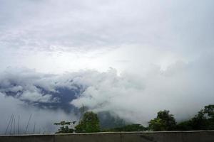 bewolkt weer in berg van noorden Bengalen 4 foto