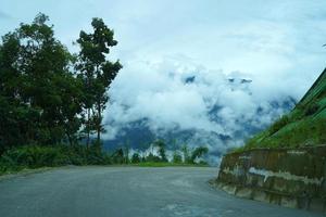 draaien van berg weg in kalimpong foto