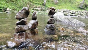steen arrangement in rivier- kunst foto