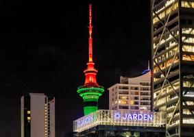 Auckland Bij nacht met lucht toren foto